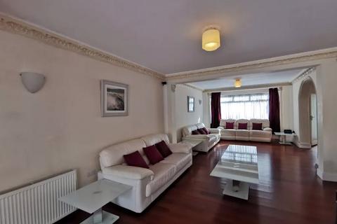 4 bedroom detached house to rent, Penshurst Gardens, Edgware