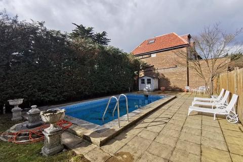 4 bedroom detached house to rent, Penshurst Gardens, Edgware