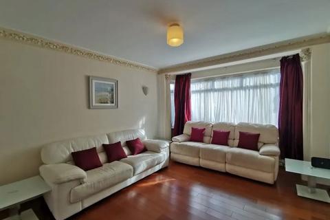 4 bedroom detached house to rent, Penshurst Gardens, Edgware