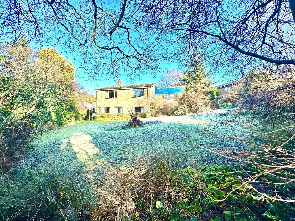 Wendover Way, Round Green, Luton, Bedfordshire, LU2 7LS 5 bed detached