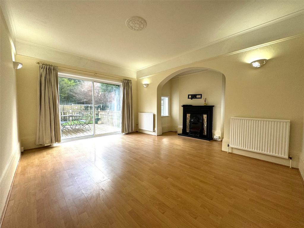 London Road North, Merstham, Redhill, Surrey, RH1 3 bed flat to rent