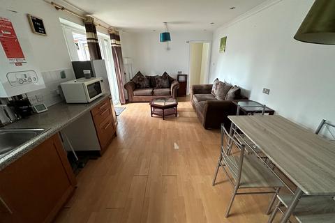 1 bedroom flat to rent - Staines Road, Feltham, TW14