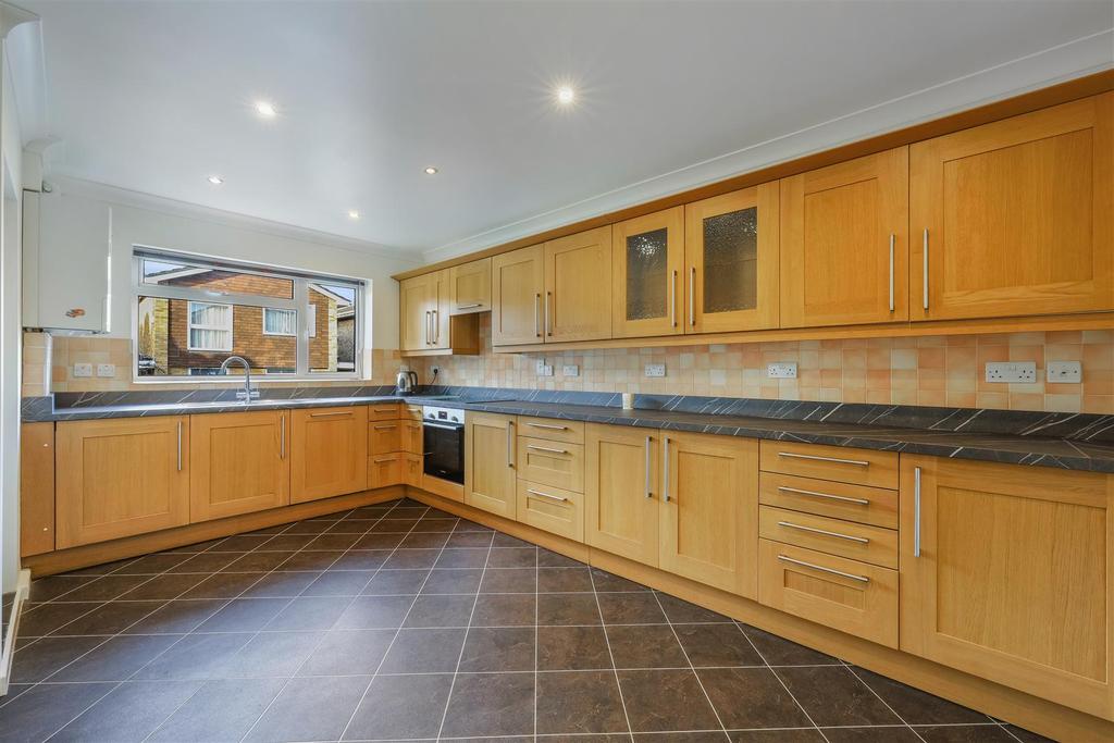Leslie Gardens, Sutton 4 bed detached house £2,500 pcm (£577 pw)