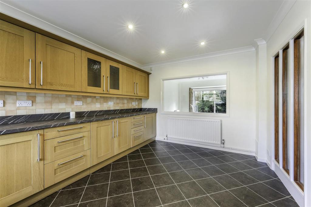 Leslie Gardens, Sutton 4 bed detached house £2,500 pcm (£577 pw)