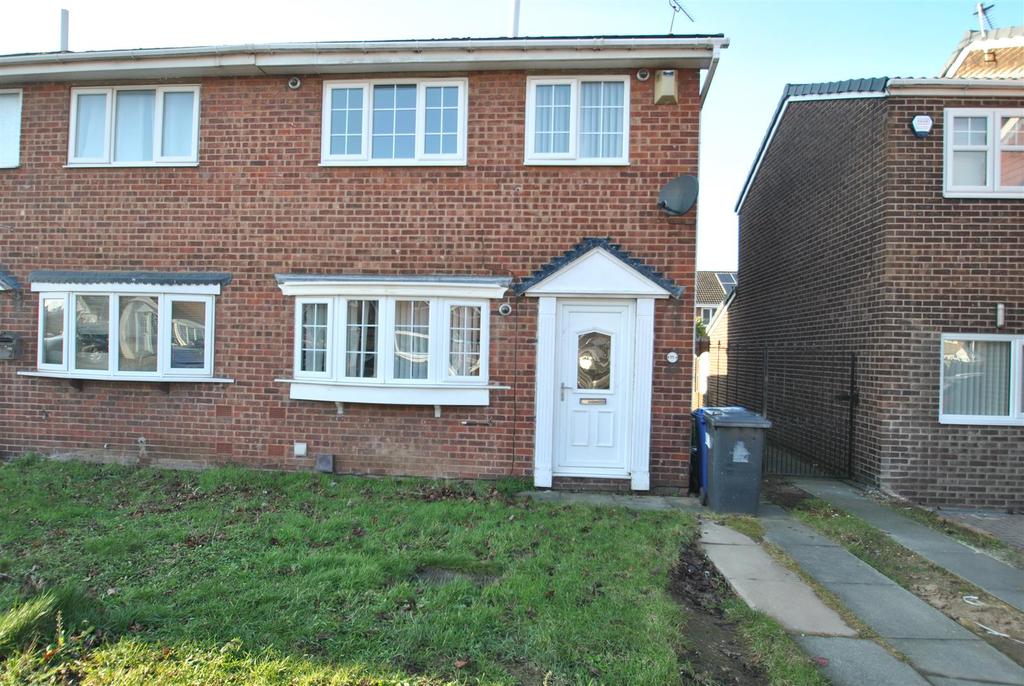 Farringdon Drive, New Rossington... 3 bed house £142,500