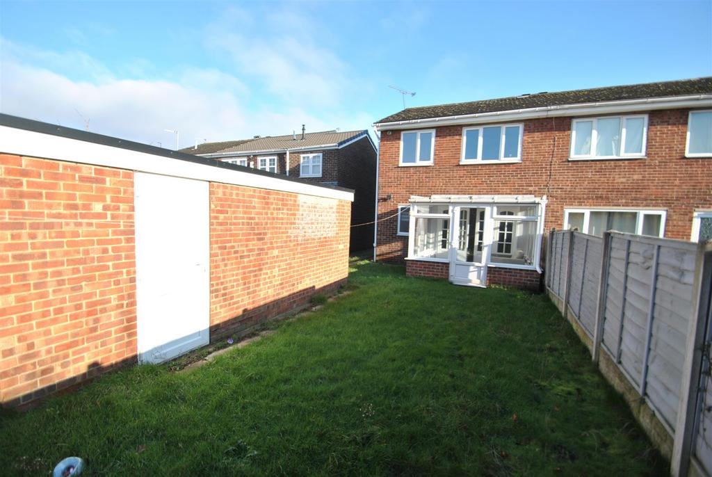Farringdon Drive, New Rossington... 3 bed house £142,500