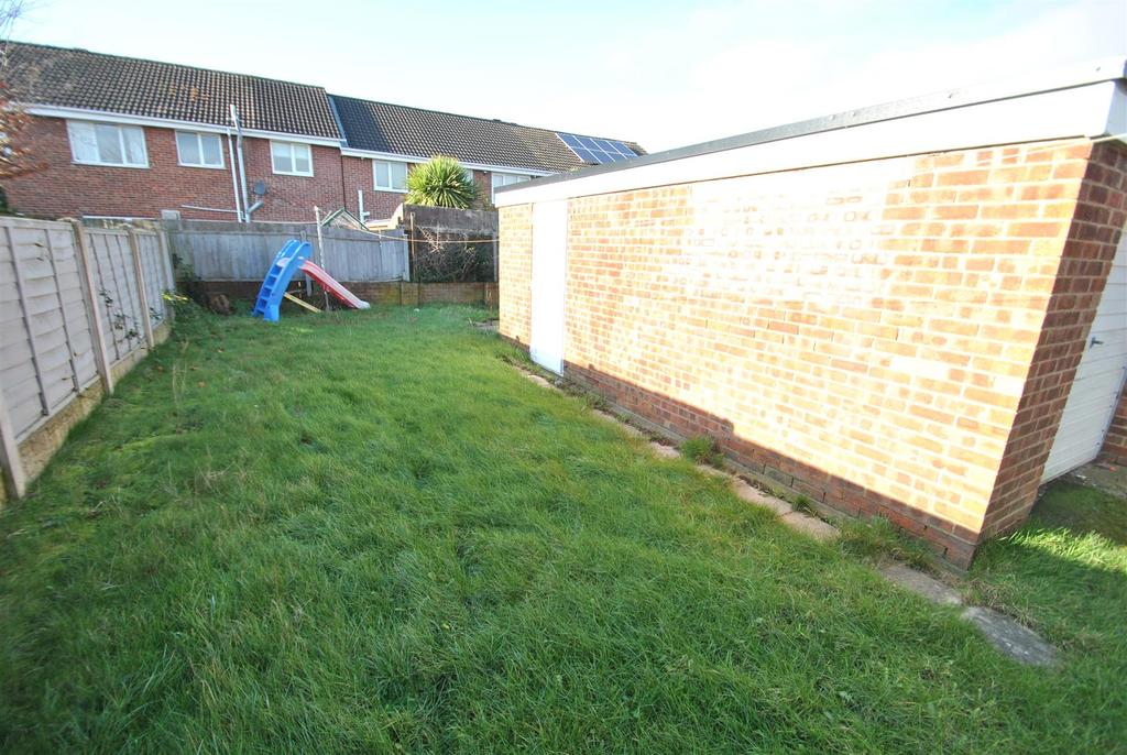 Farringdon Drive, New Rossington... 3 bed house £142,500