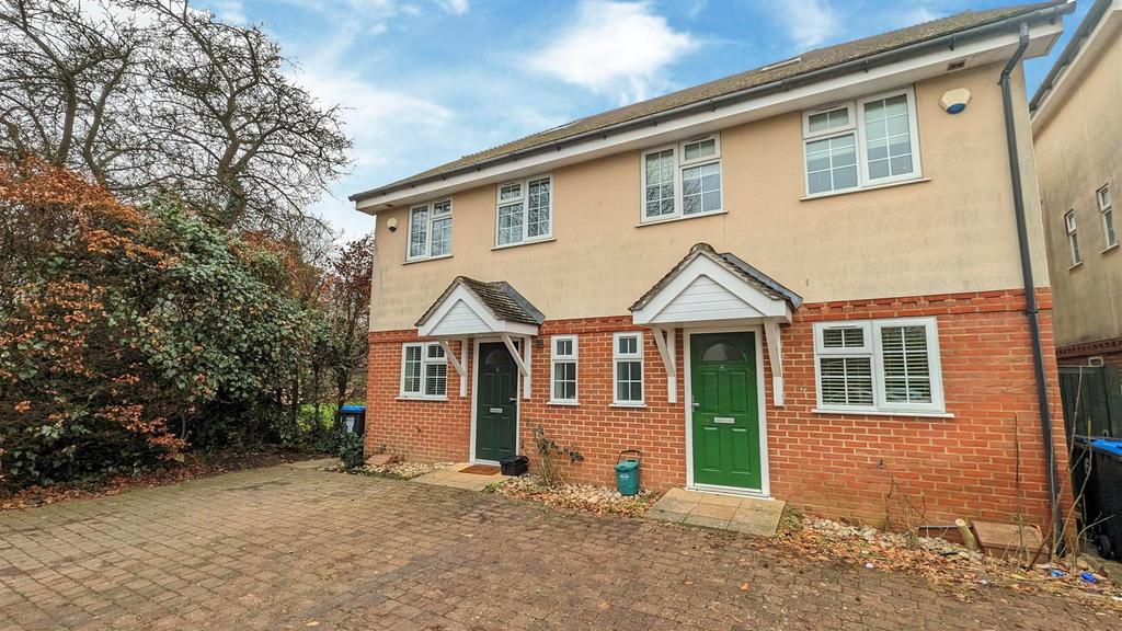 Hawthorn Close, Warlingham 3 bed semidetached house £1,850 pcm (£427 pw)