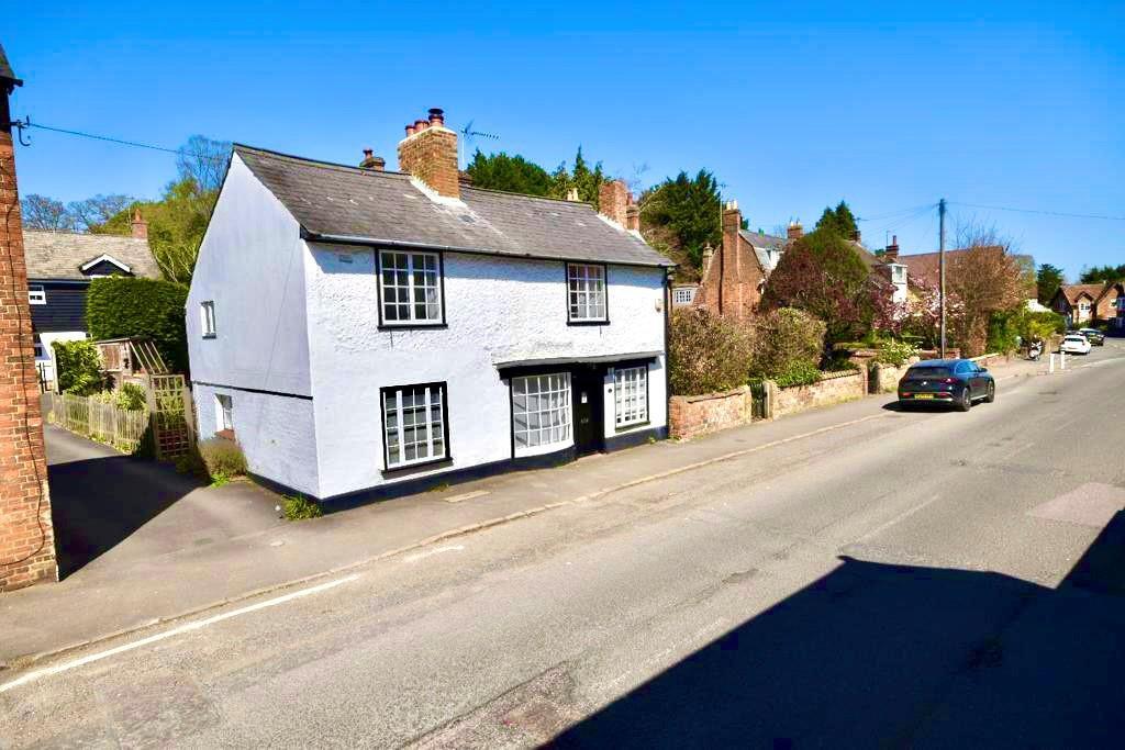 West Hill, Aspley Guise 3 bed detached house £485,000