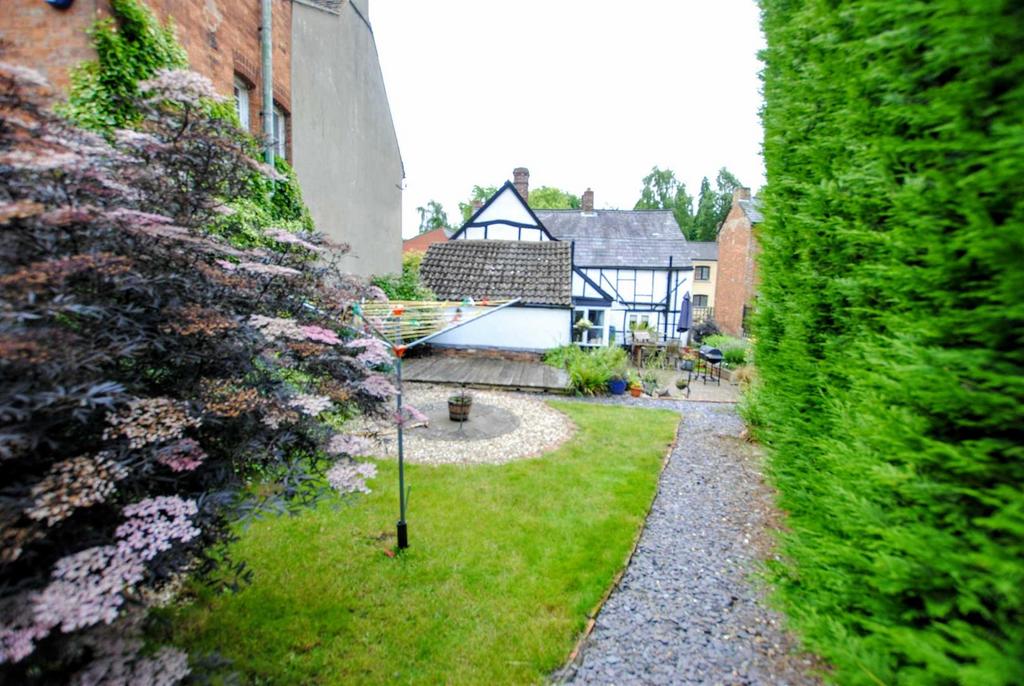West Hill, Aspley Guise 3 bed detached house £485,000