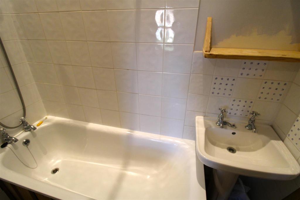 Ensuite bath to bedroom 2