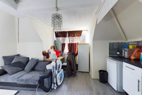 3 bedroom flat for sale - Woodside Green, London, Surrey