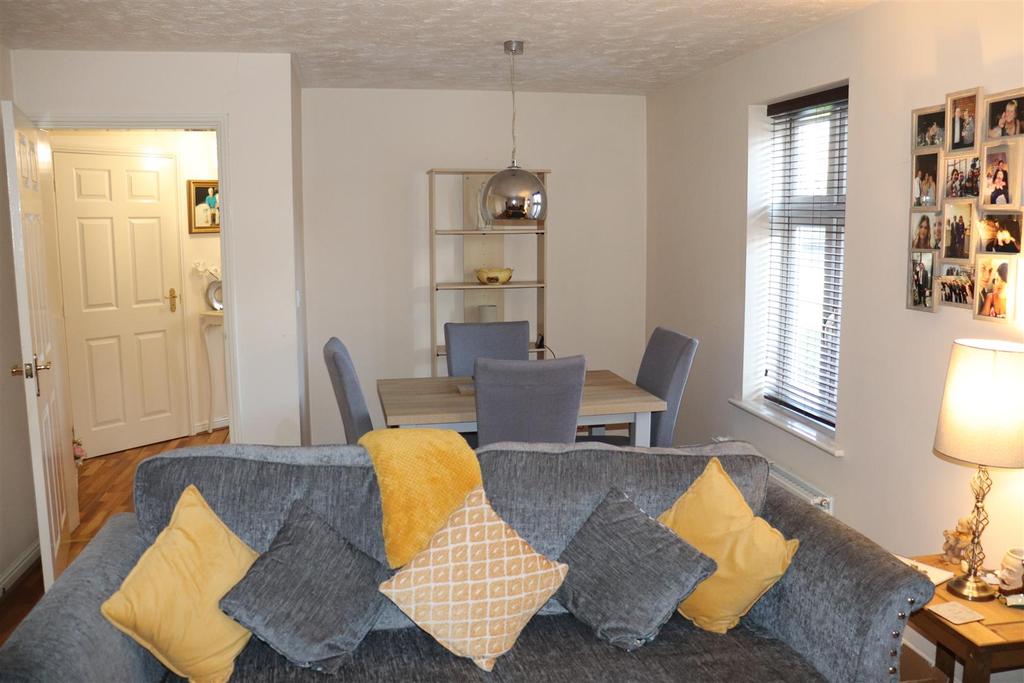 The Briars, Aldridge 2 bed apartment £750 pcm (£173 pw)