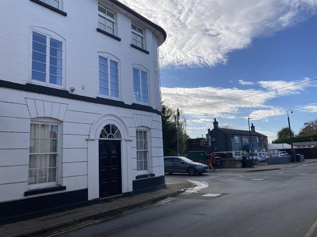 High Street, Bidfordonavon 2 bed apartment £210,000