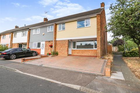 8 Collins Meadow, Harlow, CM19 4EP