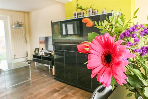 8 Collins Meadow, Harlow, CM19 4EP
