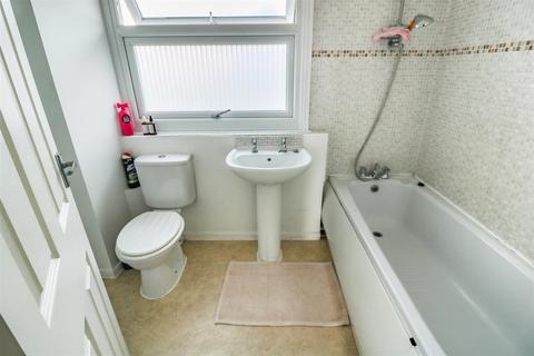 8 Collins Meadow, Harlow, CM19 4EP