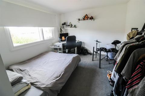 8 Collins Meadow, Harlow, CM19 4EP