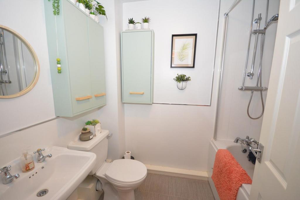 Bathroom 01.jpg
