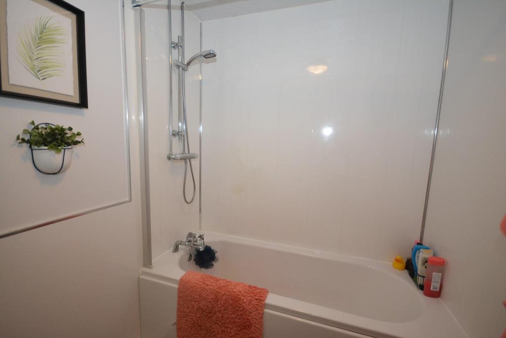 Bathroom 02.jpg