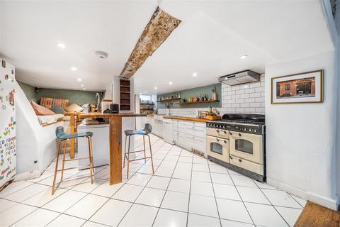 15 Castle Hill, Axminster, EX13 5PY