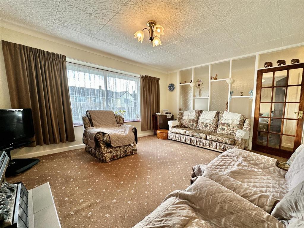 Lakes Close, Brixham 2 bed semidetached bungalow for sale £299,950