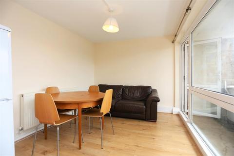 3 bedroom flat to rent - Highbrook Close, Brighton
