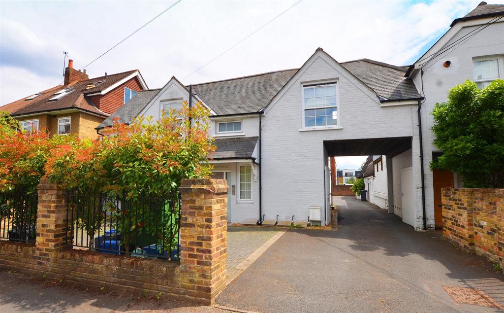 Victor Road, Teddington Studio £1,050 pcm (£242 pw)