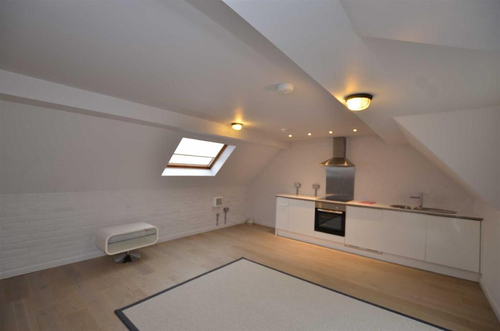 Victor Road, Teddington Studio £1,050 pcm (£242 pw)