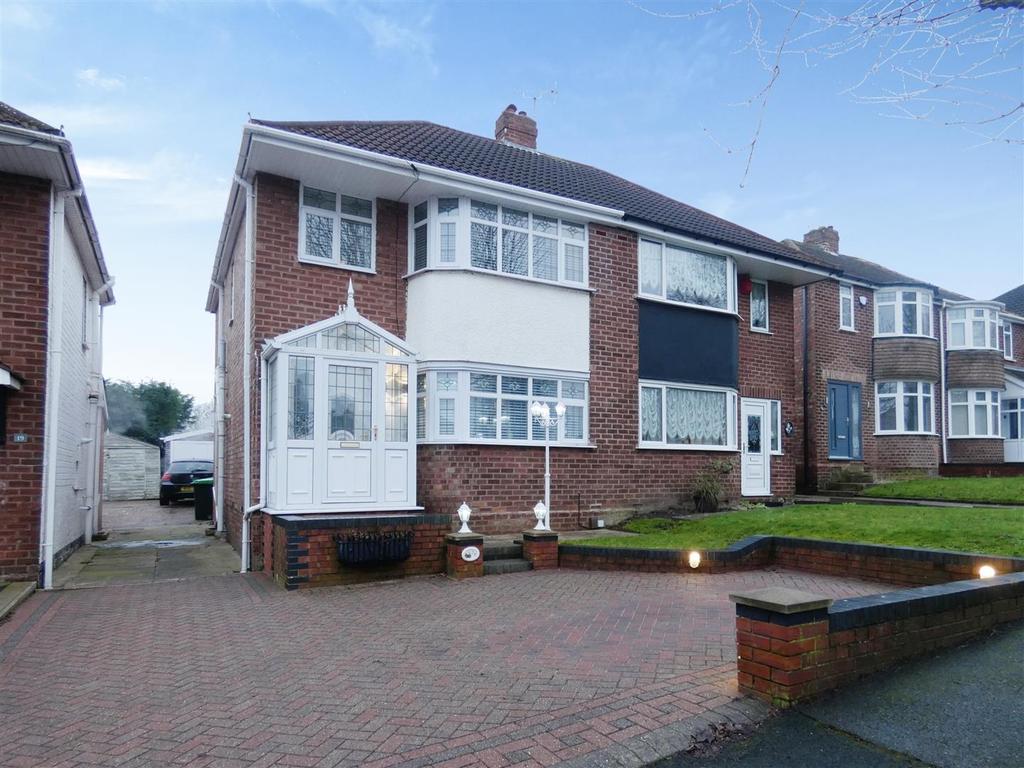 Maple Drive, Walsall, West Midlands 4 bed semidetached house £295,000