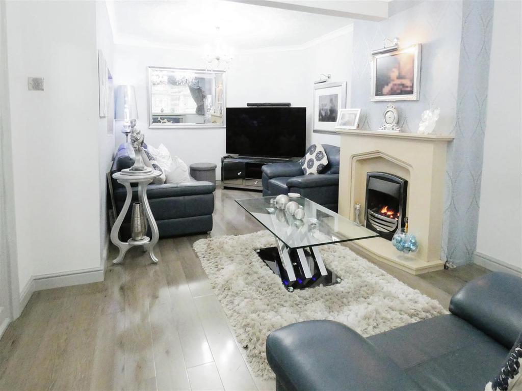 Maple Drive, Walsall, West Midlands 4 bed semidetached house £295,000