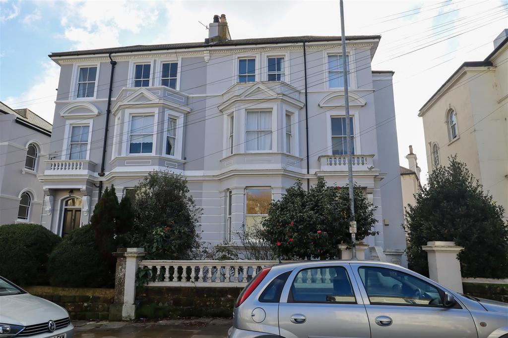 Pevensey Road, St. LeonardsOnSea 2 bed flat £1,100 pcm (£254 pw)