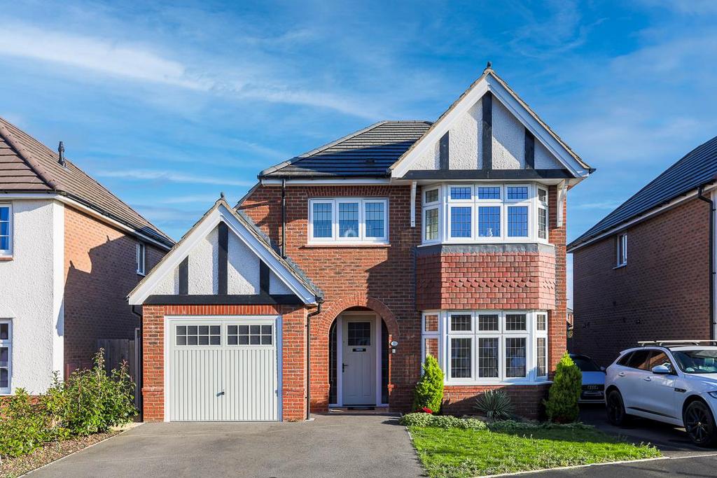 Lodge Park Drive, Evesham 3 bed detached house £400,000