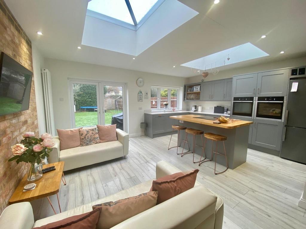 Bush Hill, The Headlands, Northampton NN3 3 bed semidetached house £