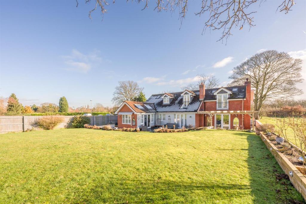 Beehive Bungalow, Sugar Loaf Lane, Iverley, DY7 6PS 5 bed detached