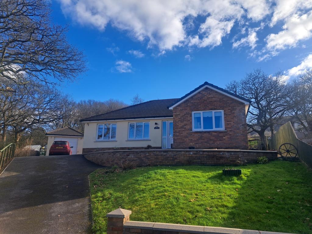 Maes Llewelyn, Glanamman, Ammanford, SA18 2BE 3 bed bungalow for sale