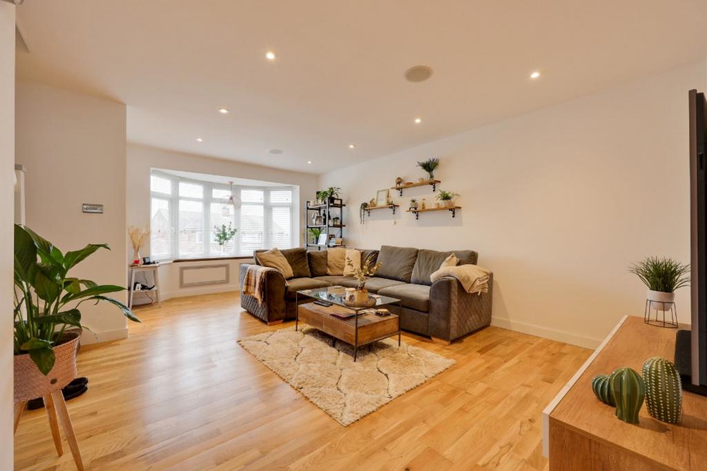 Dunstall Avenue, Burgess Hill, RH15 3 bed semidetached house £425,000