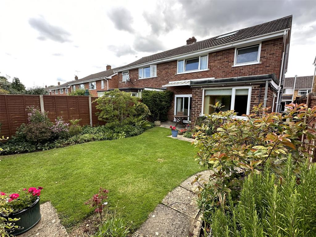 Pinemount Road, Hucclecote, Gloucester, GL3 3 bed semidetached house