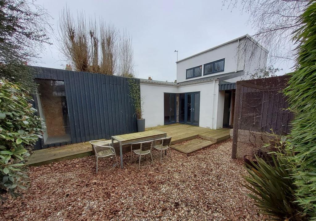 26 Northview Drive, WestcliffonSea, Essex, SS0 9NG 2 bed detached