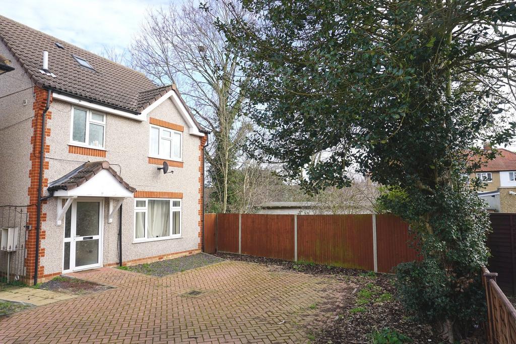 Hatherleigh Close, Chessington, Surrey. KT9 2QY 4 bed detached house