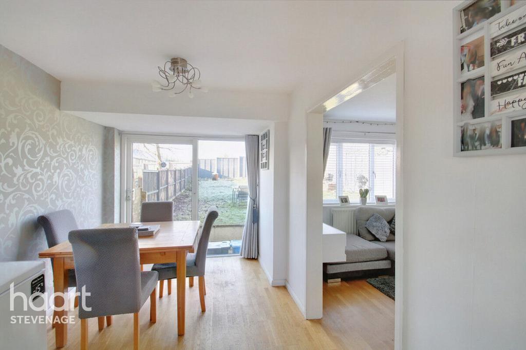 Oaks Cross, Stevenage 3 bed terraced house £325,000