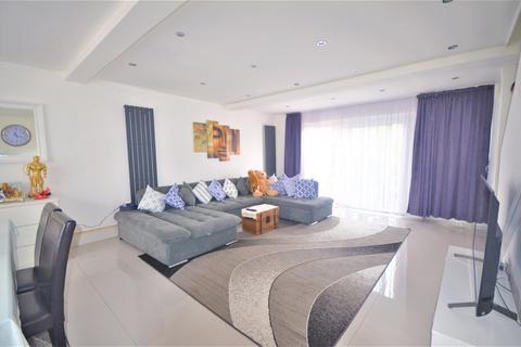 2 bedroom terraced house to rent - Tavistock Close, RM3