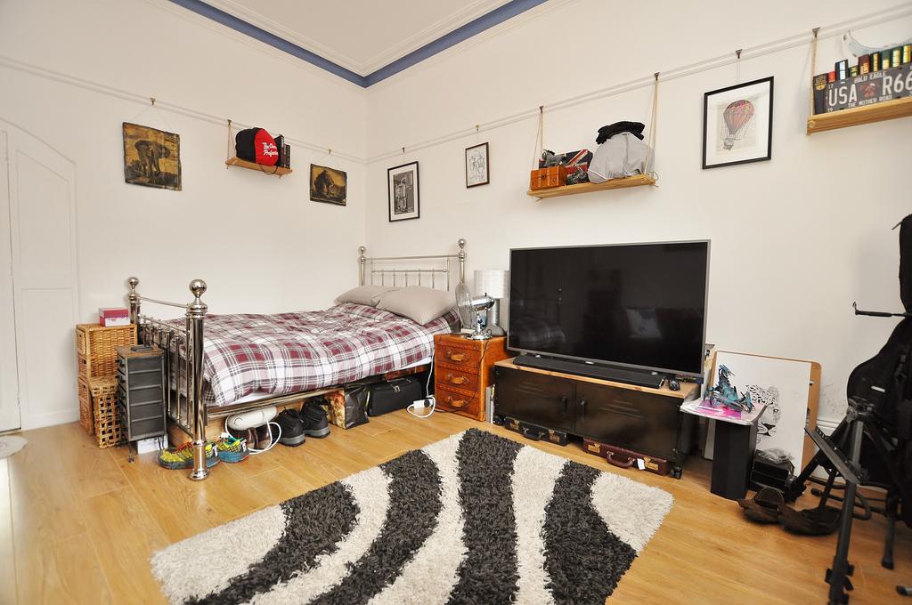 Cranley Road, Guildford, Surrey, GU1 Studio to rent £750 pcm (£173 pw)