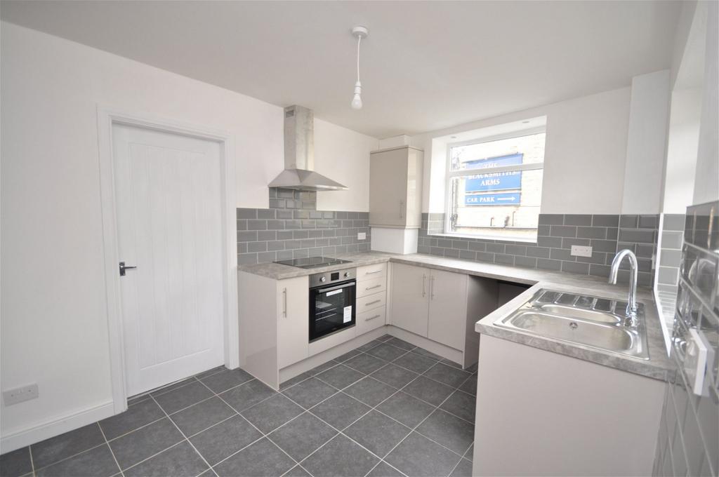 Manchester Road, Millhouse Green... 2 bed end of terrace house £700