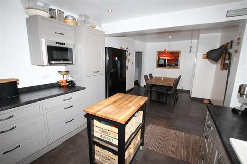 4 bedroom bungalow for sale - Woodside, Denby Dale, Huddersfield, HD8 8QX