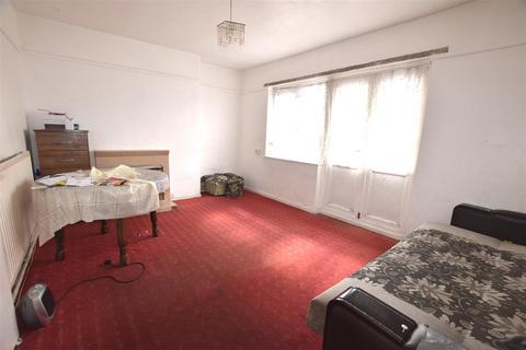 2 bedroom apartment for sale, Kings Court, Queens Road, London, E13