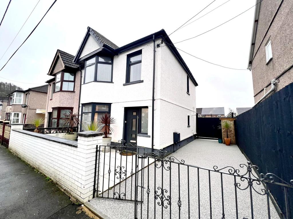 Godfrey Avenue, Glynneath, Neath, Neath Port Talbot. SA11 5HF 3 bed