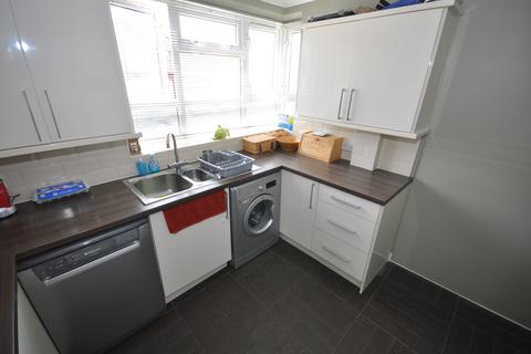 2 bedroom flat to rent - Longbridge Road, Barking IG11