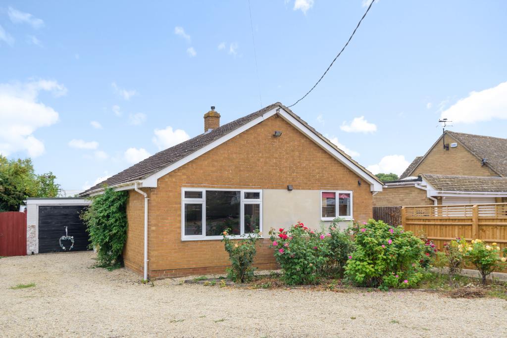 Witney Road, Ducklington, OX29 3 bed detached bungalow £1,400 pcm (£