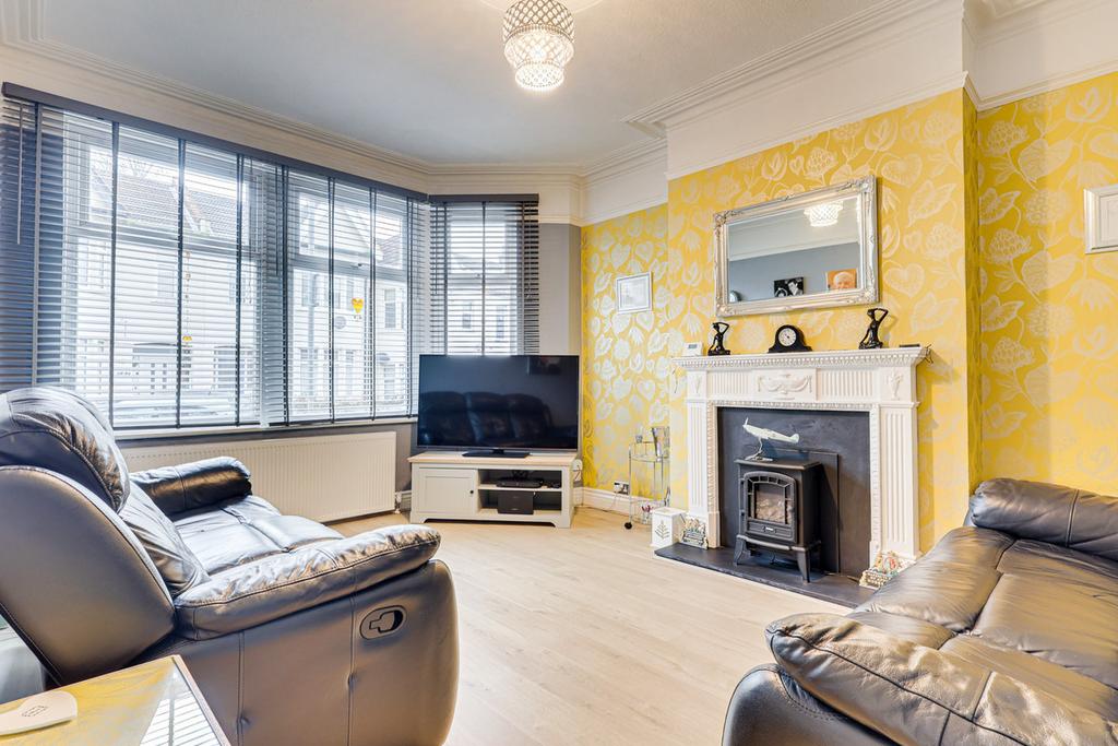 Brightwell Avenue, Westcliffonsea, SS0 3 bed terraced house £350,000